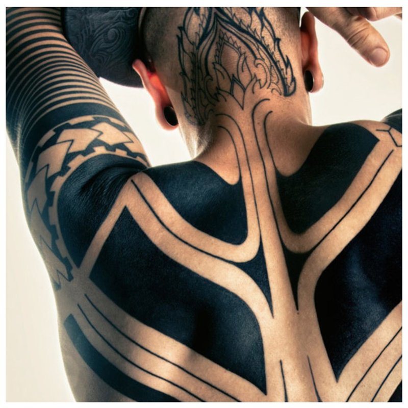 Blackwork on the shoulder blades and hands